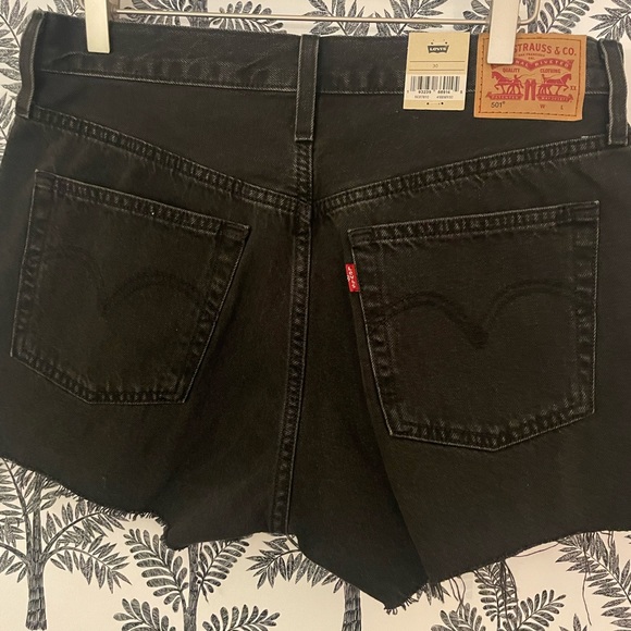 Levi’s 501 Shorts  A High Rise Fitted Through The Hip - Picture 3 of 6